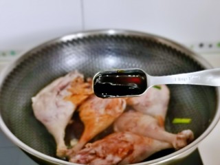 8、酱鸭腿,加入蚝油。