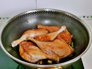9、酱鸭腿,小火翻炒均匀。