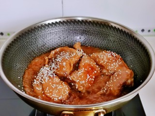 12、酱鸭腿,撒上熟白芝麻。