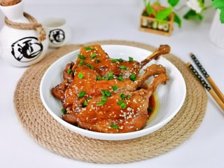 14、酱鸭腿,盛出装盘，撒上葱花。