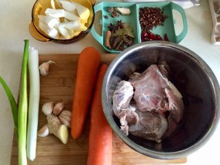 1、山药胡萝卜牛肉煲,食材明细：牛肉500g，胡萝卜两根，铁棍山药一根（已经削皮清洗切块）姜一小块，蒜数粒，大葱一根，花椒适量干辣椒数颗，香料适量（八角两颗桂皮一小节香叶三日片山楂两小颗草果一个白芷一片豆蔻两三个茴香一小撮）