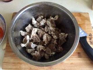 6、山药胡萝卜牛肉煲,焯水后牛肉捞出温水洗去浮末控水备用