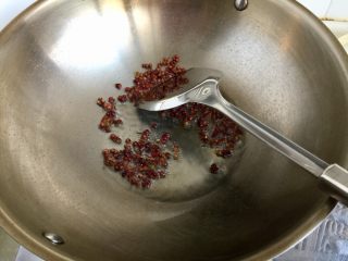 9、山药胡萝卜牛肉煲,小火煸出香味，我喜欢吃花椒，放的比较多，怕吃到花椒的亲可以煸出香味后把花椒捞出