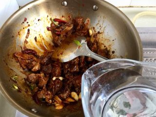 18、山药胡萝卜牛肉煲,加入一升半左右的清水，大火烧开，我喜欢这个汤汁泡饭，所以加的水稍多些