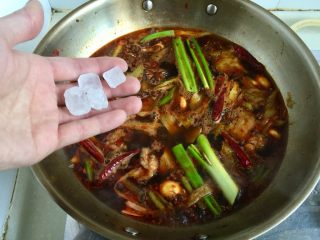 21、山药胡萝卜牛肉煲,加入数颗冰糖，搅拌让冰糖融化