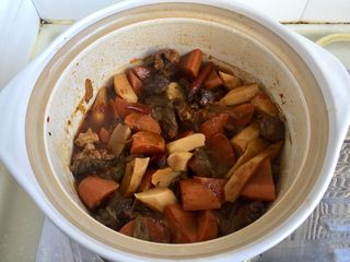 27、山药胡萝卜牛肉煲,尝下咸淡根据个人口味添加少许食盐，注意收汁后会咸味会加重别放太多盐。转大火收汁，汁水留多少可根据自己喜好，我喜欢多留下一些汤汁，泡饭吃超美味的说^o^