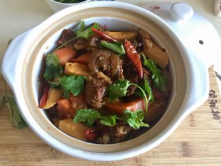 29、山药胡萝卜牛肉煲,出锅，撒上少许香菜，即可端上饭桌了(o^^o)