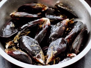 1、上汤豆皮青口小白菜,把买回家的青口倒入盆中,用清水先把杂质冲洗干净。