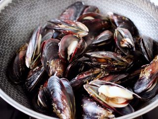 2、上汤豆皮青口小白菜,清洗干净的青口,放入锅中大火煮开即可关火。