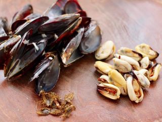 3、上汤豆皮青口小白菜,依次把所有的青口都清理干净后,把青口肉冲洗干净备用。