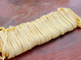 5、上汤豆皮青口小白菜,豆皮用清水冲洗干净后,用刀切成条,无需切的太细。