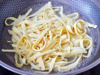 6、上汤豆皮青口小白菜,锅中倒入适量的清水煮沸后,把豆皮进行焯水,焯至豆皮变软捞出沥干水分。