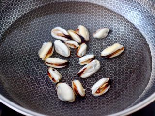 7、上汤豆皮青口小白菜,另起锅倒入适量的清水,放入青口肉,倒入料酒去海鲜腥味。