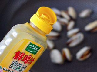8、上汤豆皮青口小白菜,这个时候锅中倒入鲜鸡汁。