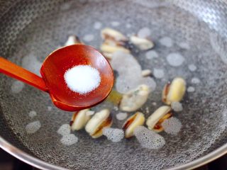 9、上汤豆皮青口小白菜,大火煮沸后,根据个人口味加入适量的盐调味。