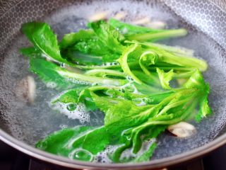 11、上汤豆皮青口小白菜,加入洗净的小白菜,