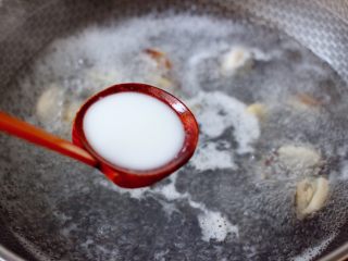 10、上汤豆皮青口小白菜,大火煮沸后继续煮2分钟,把提前化开的淀粉勾芡,不要勾的芡太厚了。