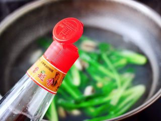 12、上汤豆皮青口小白菜,大火煮沸后,淋上芝麻油。