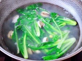 13、上汤豆皮青口小白菜,看见小白菜断生变色即可关火。