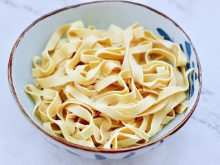 14、上汤豆皮青口小白菜,把焯好的豆皮,放入自己喜欢的碗里。