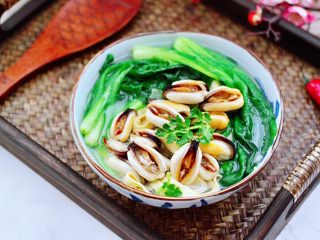 15、上汤豆皮青口小白菜,豆皮上面码上小白菜和青口肉,浇上适量的汤汁即可。