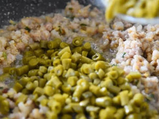 6、这一口酸爽，要的就是这个滋味,倒入酸豆角翻炒。