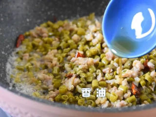 8、这一口酸爽，要的就是这个滋味,倒入香油，翻炒均匀即可出锅。