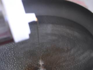 2、香辣八爪鱼,锅里倒入水，加入料酒。