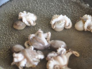 3、香辣八爪鱼,放入八爪鱼煮几分钟。