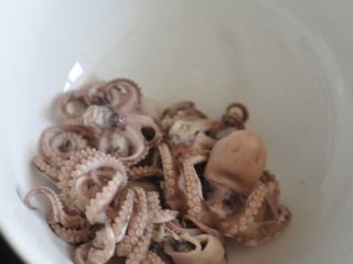 4、香辣八爪鱼,捞出洗净。