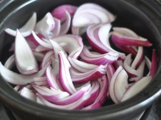 5、香辣八爪鱼,酒精炉内胆中放入洋葱。