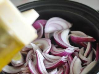 6、香辣八爪鱼,倒入少许油拌匀。