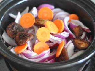 7、香辣八爪鱼,放入胡萝卜片和泡发好的香菇。