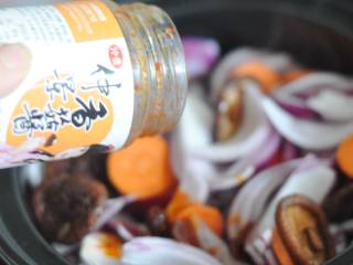 8、香辣八爪鱼,倒入烧烤味的香菇酱拌匀。