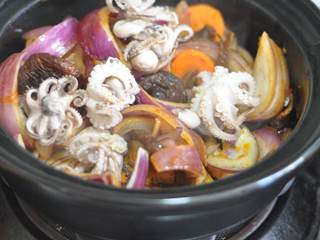 9、香辣八爪鱼,倒入生抽，搅匀。