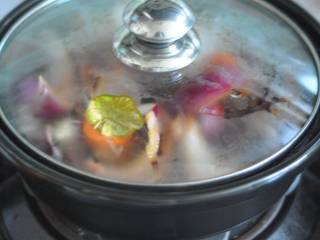 10、香辣八爪鱼,盖上锅盖焖2分钟。