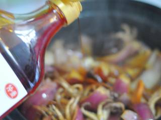 11、香辣八爪鱼,出汤后淋入辣椒油，可移至酒精炉上食用。