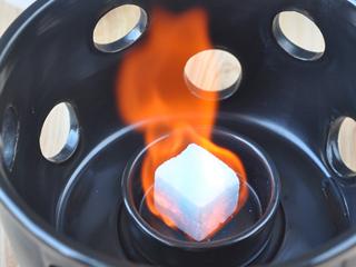 12、香辣八爪鱼,把酒精块放入酒精炉中。