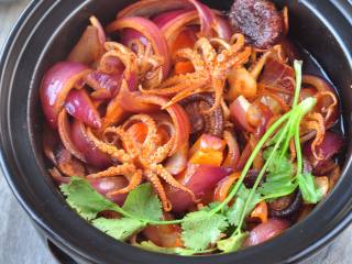 13、香辣八爪鱼,再将内胆移上，边加热边吃。