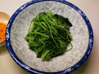 3、蔬菜肉蛋肠,焯水后捞出沥干水分