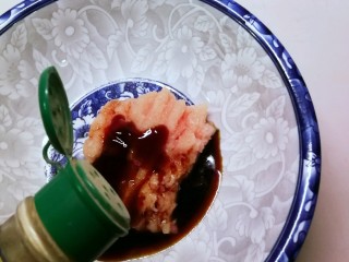 7、蔬菜肉蛋肠,放入胡椒粉调味