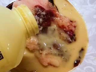 9、蔬菜肉蛋肠,倒入植物蛋液  搅拌