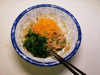 10、蔬菜肉蛋肠,放入2种蔬菜 搅拌均匀