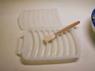 11、蔬菜肉蛋肠,取出肉肠模具  刷一层油  