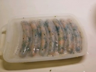 12、蔬菜肉蛋肠,将拌好的蔬菜肉蛋泥装到模具里  盖上盖子