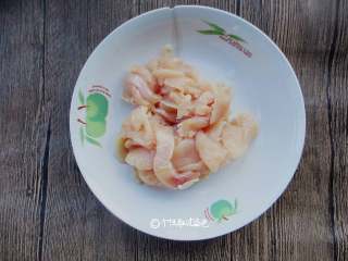 1、彩椒鸡胸肉,将鸡肉切薄片