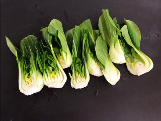 2、鲍鱼捞饭,把油菜从中间切开