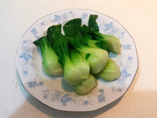 4、鲍鱼捞饭,烫5秒左右立即捞出来，用冷水过凉，沥干水份备用