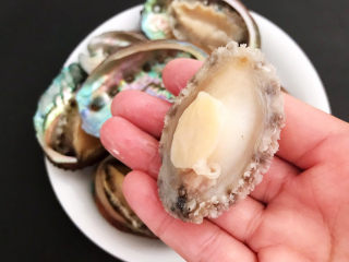 7、鲍鱼捞饭,把鲍鱼肉挖出来清洗干净
