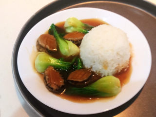 15、鲍鱼捞饭,用一个小碗把米饭盛出来压实，放入盘中，加入油菜和鲍鱼即可，鲍鱼捞饭做好了~